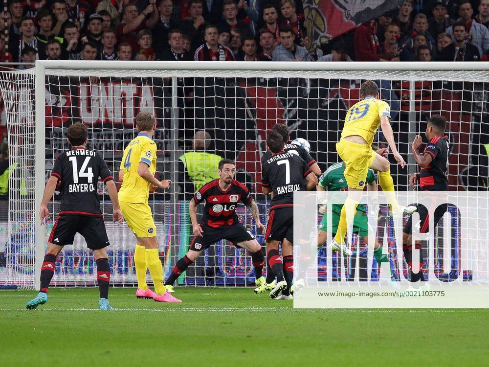 Fussball UEFA Champions League, Bayer 04 Leverkusen - Bate Baryssau, v.l. Amir Mehmedi (Bayer 04 Leverkusen), Kaspars Dubra (BATE Borisov), Roberto Hilbert (Bayer 04 Leverkusen), Javier Hernandez Chicharito (Bayer 04 Leverkusen), Nemanja Milunovic (BATE Borisov) mit dem Tor zum 1:1, Jonathan Tah (Bayer 04 Leverkusen), Aktion.