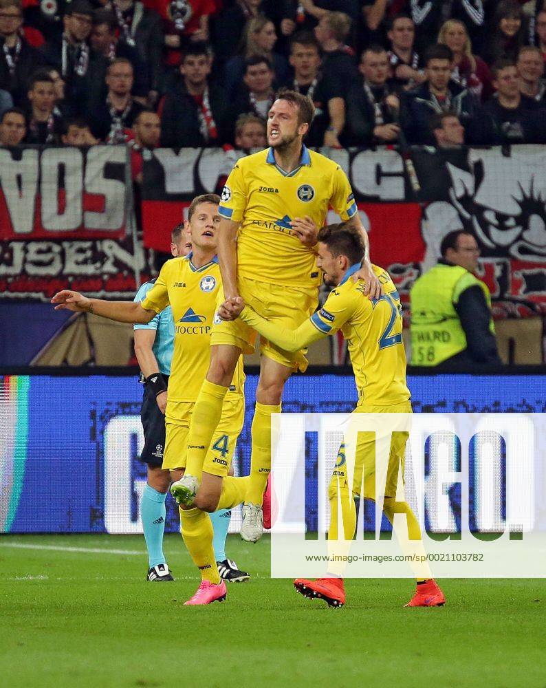 Fussball UEFA Champions League, Bayer 04 Leverkusen - Bate Baryssau, Jubel nach dem Tor zum 1:1 bei Kaspars Dubra (BATE Borisov), Nemanja Milunovic (BATE Borisov) und Filip Mladenovic (BATE Borisov), Aktion.
