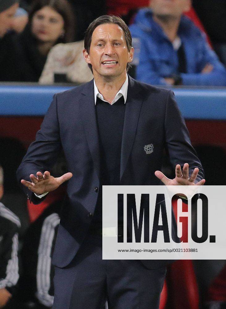Roger SCHMIDT, Trainer Leverkusen Halbfigur, Freisteller , Aktion, Einzelbild, Portrait, Porträt, gestikuliert und gibt Anweisungen, Aktion, Einzelbild, Gestik, Geste, Handbewegung, zeigen, deuten BAYER 04 LEVERKUSEN - FC BATE BORISOV , Fussball UEFA Champions League, Gruppenphase, Leverkusen, 16.09.2015 CL Saison 2015 2016,