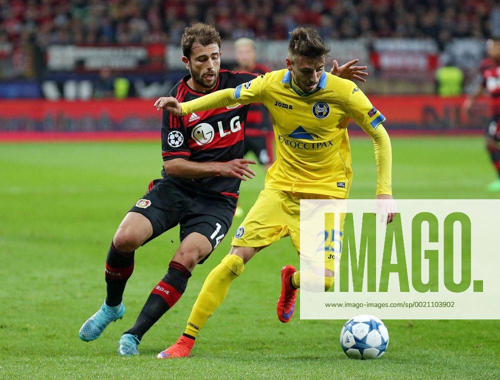Fussball UEFA Champions League, Bayer 04 Leverkusen - Bate Baryssau, v.l. Amir Mehmedi (Bayer 04 Leverkusen), Filip Mladenovic (BATE Borisov), Aktion.