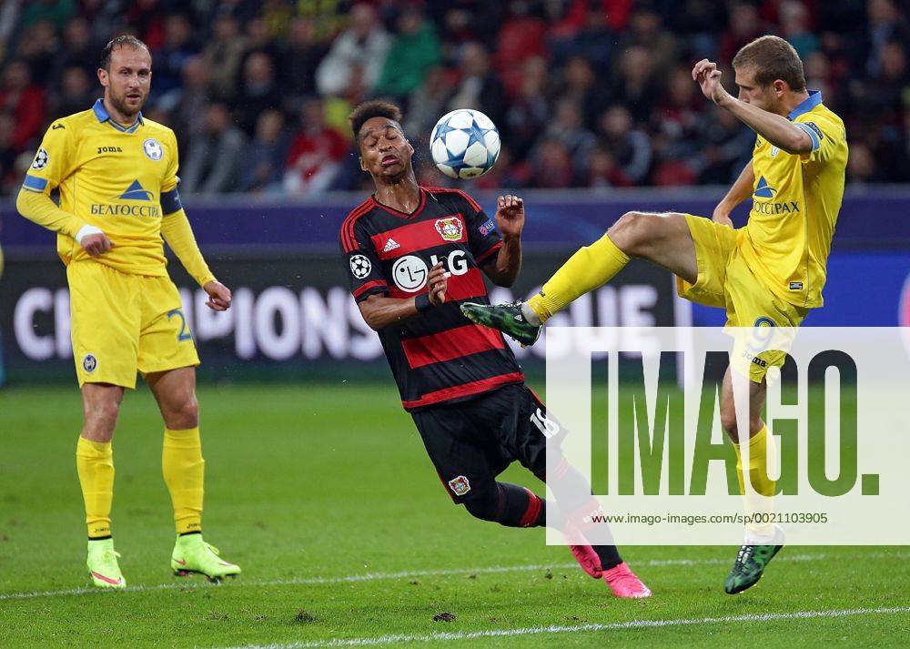 Fussball UEFA Champions League, Bayer 04 Leverkusen - Bate Baryssau, v.l. Igor Stasevich (BATE Borisov), Wendell (Bayer 04 Leverkusen), Ilya Aleksievich (BATE Borisov), Aktion.