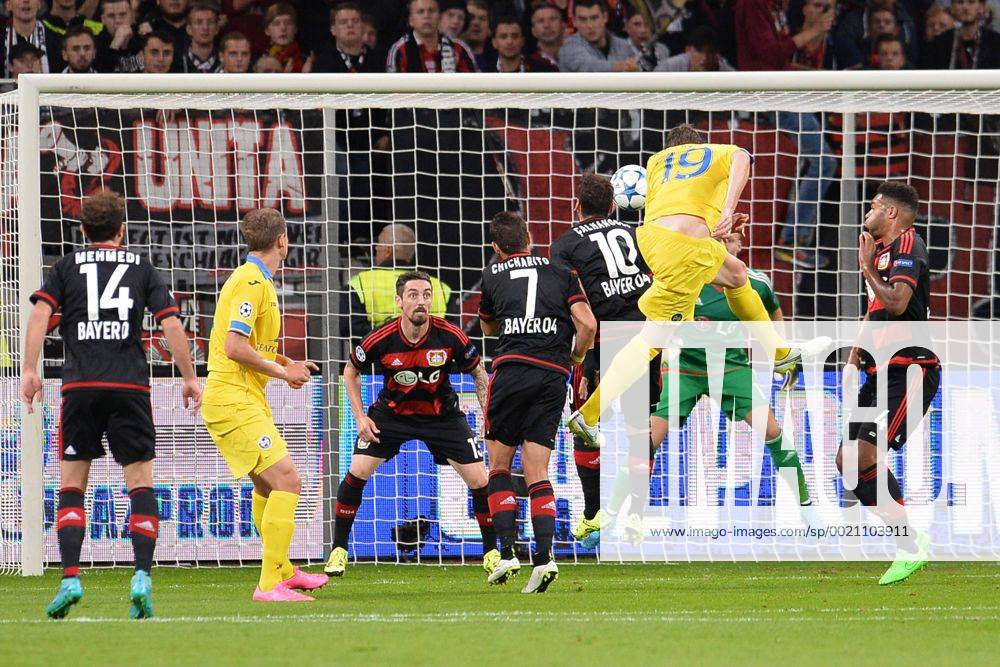 Fußball Champions League Gruppenphase 1. Spieltag Bayer Leverkusen - BATE Baryssau am 16.09.2015 in der BayArena in Leverkusen Nemanja Milunovic ( Baryssau ), mitte köpft das 1:1