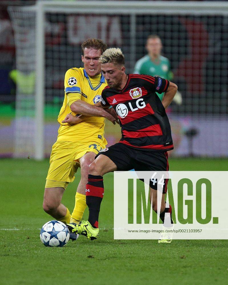 Fussball UEFA Champions League, Bayer 04 Leverkusen - Bate Baryssau, v.l. Zweikampf zwischen Aleksandr Hleb (BATE Borisov) und Kevin Kampl (Bayer 04 Leverkusen), Aktion.