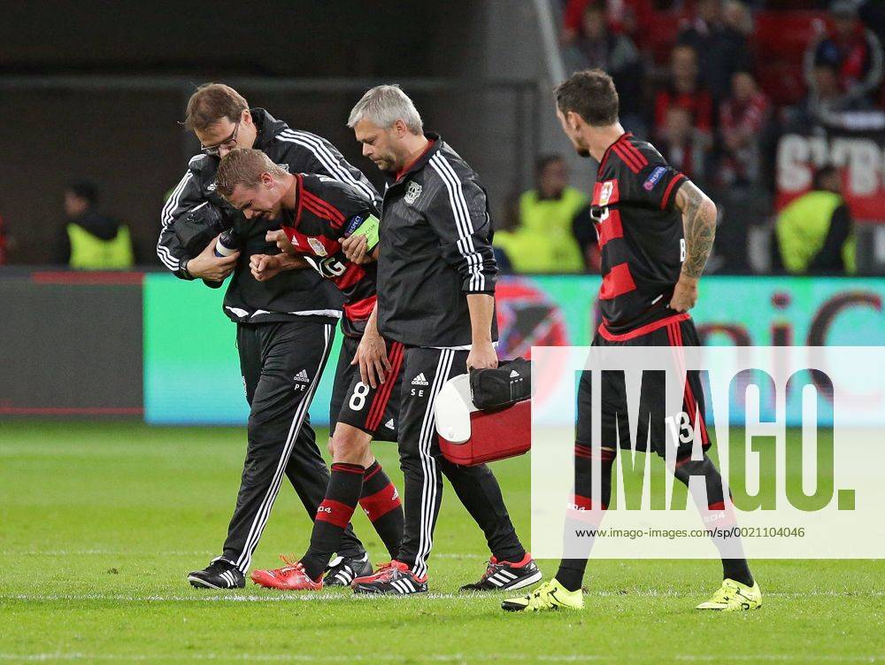 Fussball UEFA Champions League, Bayer 04 Leverkusen - Bate Baryssau, Lars Bender (Bayer 04 Leverkusen) muss verletzt vom Platz, re. Roberto Hilbert (Bayer 04 Leverkusen), Freisteller.