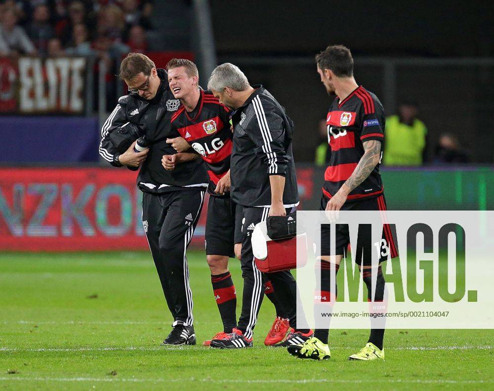 Fussball UEFA Champions League, Bayer 04 Leverkusen - Bate Baryssau, Lars Bender (Bayer 04 Leverkusen) muss verletzt vom Platz, re. Roberto Hilbert (Bayer 04 Leverkusen), Freisteller.