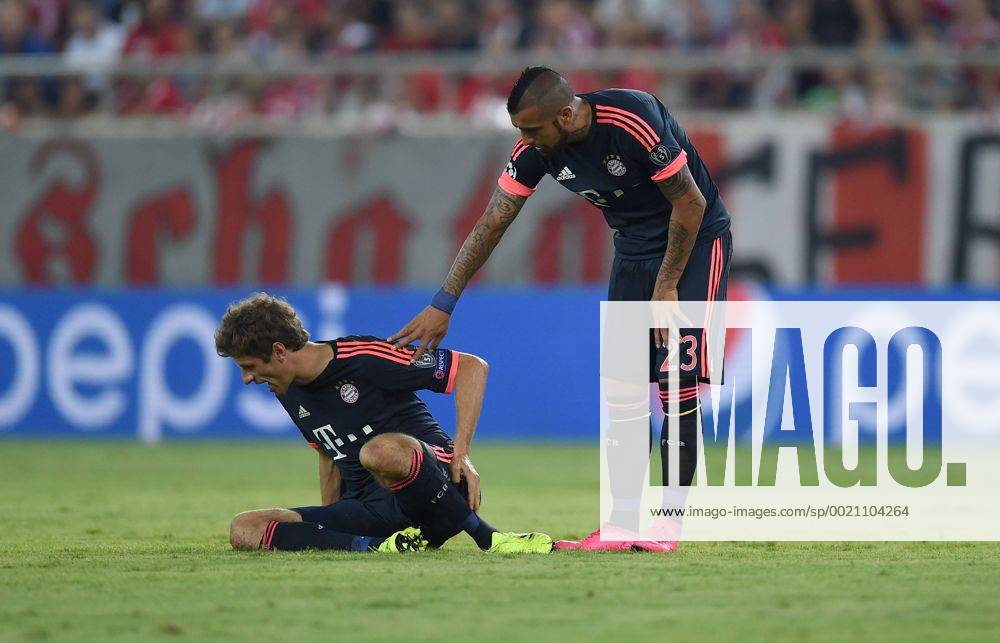 FUSSBALL CHAMPIONS LEAGUE SAISON 2014 2015 GRUPPENPHASE Olympiakos Piraeus - FC Bayern Muenchen 16.09.2015 Thomas Mueller (li) und Arturo Vidal (re, beide FC Bayern Muenchen)