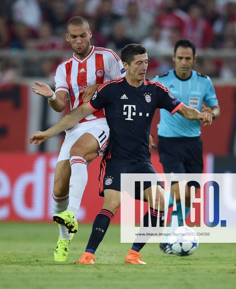 FUSSBALL CHAMPIONS LEAGUE SAISON 2014 2015 GRUPPENPHASE Olympiakos Piraeus - FC Bayern Muenchen 16.09.2015 Pajtim Kasami (li, Olympiakos Piraeus) gegen Robert Lewandowski (re, FC Bayern Muenchen)