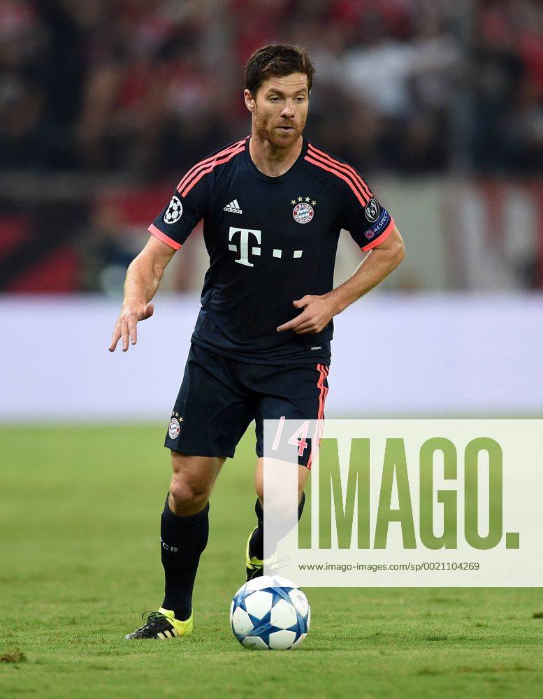FUSSBALL CHAMPIONS LEAGUE SAISON 2014 2015 GRUPPENPHASE Olympiakos Piraeus - FC Bayern Muenchen 16.09.2015 Xabi Alonso (FC Bayern Muenchen) am Ball