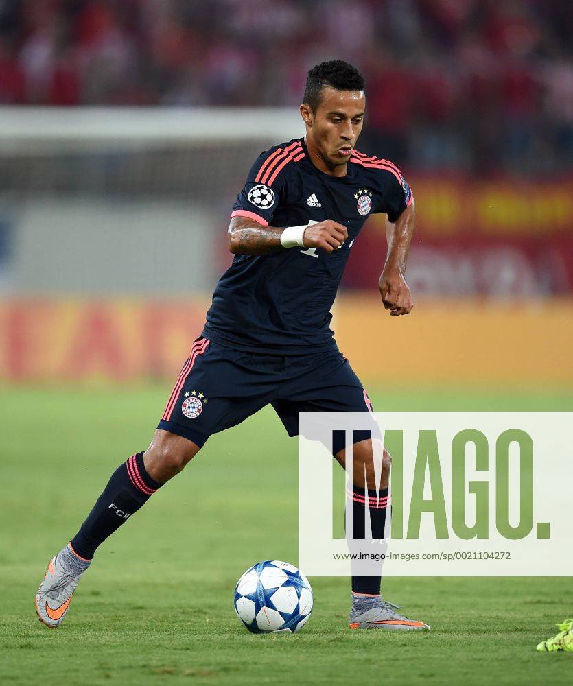 FUSSBALL CHAMPIONS LEAGUE SAISON 2014 2015 GRUPPENPHASE Olympiakos Piraeus - FC Bayern Muenchen 16.09.2015 Thiago Alcantara (FC Bayern Muenchen) am Ball