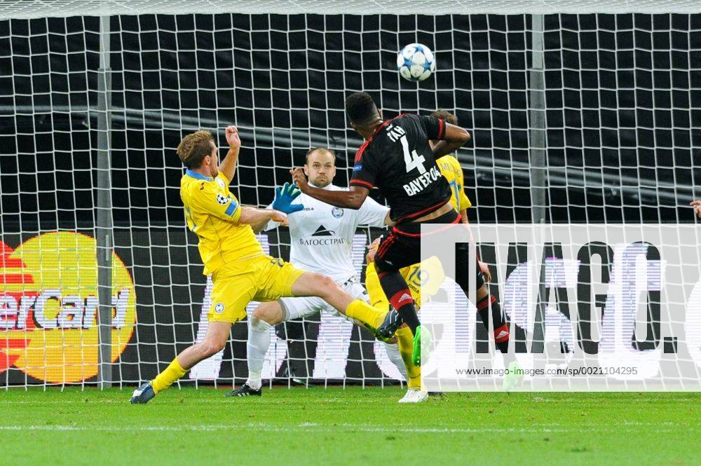 Fussball, UEFA Champions League, Herren, Saison 2015 2016, Gruppe E, 1. Spieltag, BayArena Leverkusen, Bayer Leverkusen (rot) - BATE Borisov (gelb); Torchance Jonathan Tah (Leverkusen) gegen Aleksandr Hleb (Bate), Sergei Chernik (Bate) und Nemanja Milunovic (Bate), Aktion.