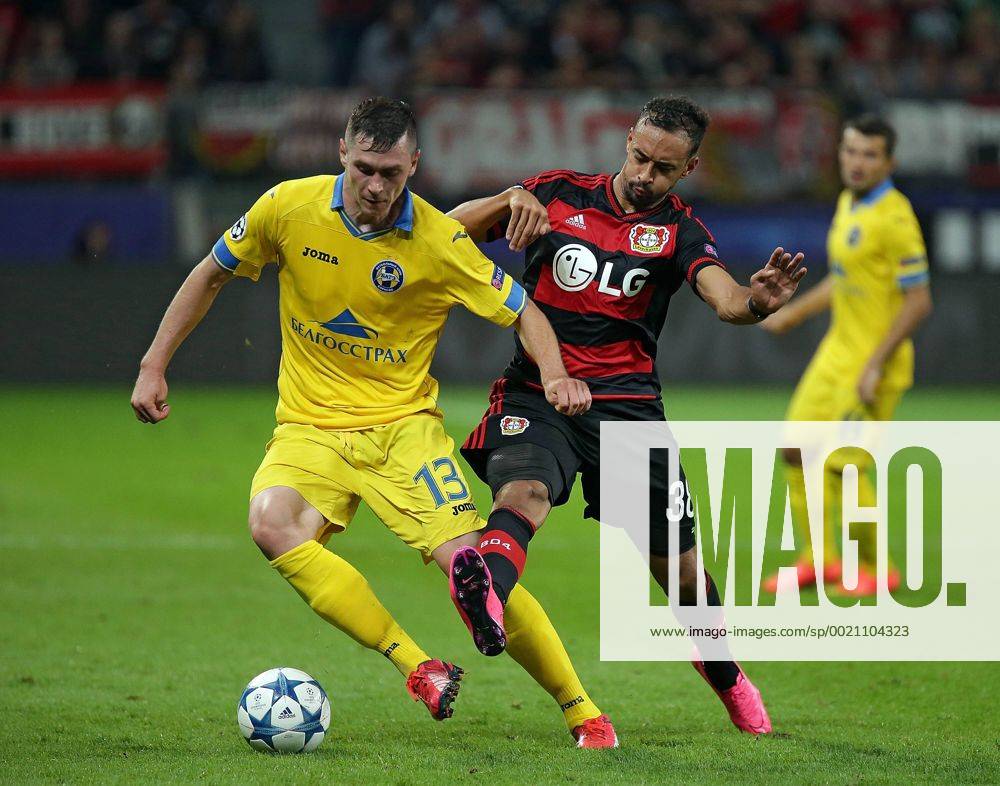 Fussball UEFA Champions League, Bayer 04 Leverkusen - Bate Baryssau, v.l. Nikolai Signevich (BATE Borisov), Karim Bellarabi (Bayer 04 Leverkusen), Aktion.