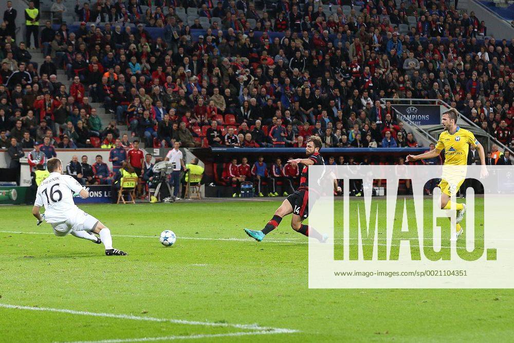 Leverkusen Admir Mehmedi (Bayer 04 Leverkusen 14) mit der Torchance zum 2:1 gegen Torwart Sergey Chernik (BATE Borisov 16) Bayer 04 Leverkusen vs BATE Baryssau, Fussball, Champions-League, 16.09.2015,