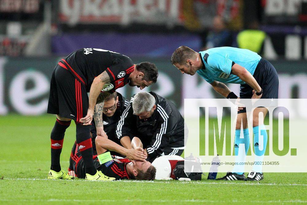 Leverkusen Lars Bender (Bayer 04 Leverkusen 8) wird verletzungsbedingt behandelt Bayer 04 Leverkusen vs BATE Baryssau, Fussball, Champions-League, 16.09.2015,