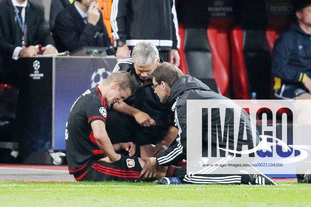 Leverkusen Lars Bender (Bayer 04 Leverkusen 8) wird verletzungsbedingt behandelt Bayer 04 Leverkusen vs BATE Baryssau, Fussball, Champions-League, 16.09.2015,