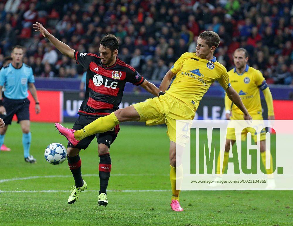 Fussball UEFA Champions League, Bayer 04 Leverkusen - Bate Baryssau, v.l. Karim Bellarabi (Bayer 04 Leverkusen), Kaspars Dubra (BATE Borisov), Aktion.