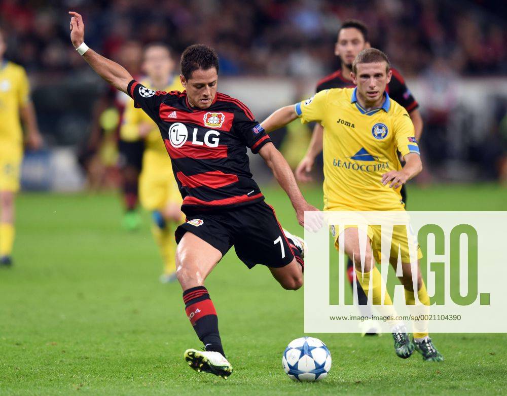 Championsleague: Bayer 04 Leverkusen - Bate Baryssau 16.09.2015. Javier Hernandez (LEV) holt zum Schuß aus. Dahinter: Ilya Aleksievich (Baryssau). HM