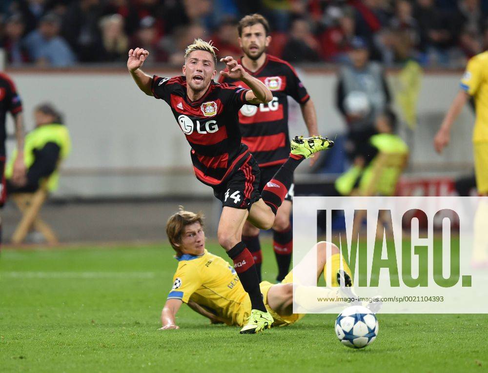 Fussball, Saison 2015 2016, Champions League, 2015 16, Vorrunde, Bayer 04 Leverkusen - Bate Borisov, Kevin Kampl (Bayer 04 Leverkusen), re., wird von Dmitri Baga (Bate Borisov) gefoult