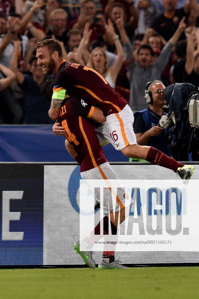 Rome, Italy. Champions League. Roma versus Barcelona. Alessandro Florenzi celebrates with Daniele De Rossi after scoring his team& x2019;s first goal xGiuseppexMaffiax ActionPlus11660884