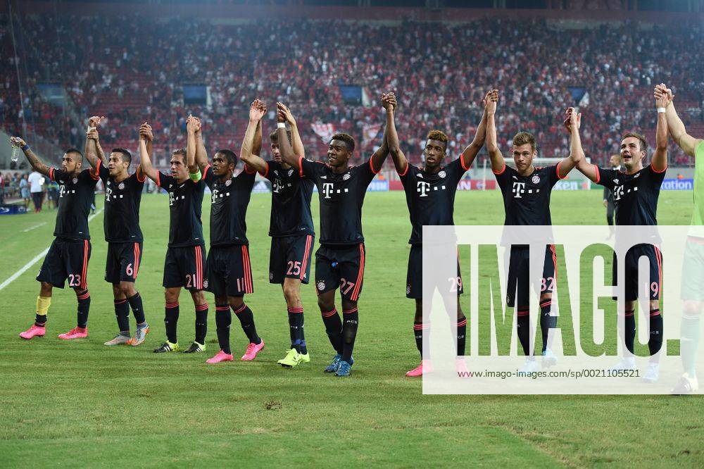 FUSSBALL CHAMPIONS LEAGUE SAISON 2014 2015 GRUPPENPHASE Olympiakos Piraeus - FC Bayern Muenchen 16.09.2015 Schlussjubel Bayern: Arturo Vidal, Thiago Alcantara, Philipp Lahm, Douglas Costa, Thomas Mueller, David Alaba, Kingsley Coman und Joshua Kimmich (v.l.)
