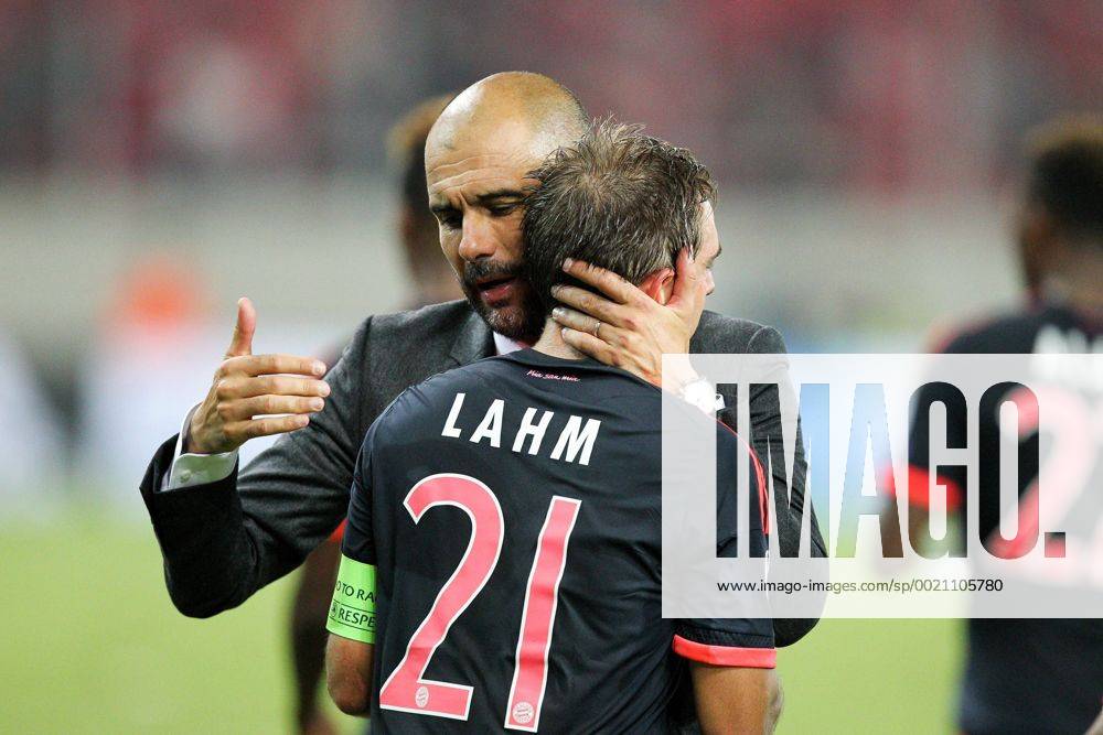 Piraeus Schlussjubel Chef-Trainer Pep Guardiola (FC Bayern Muenchen) umarmt Philipp Lahm 21 (FC Bayern Muenchen), Olympiakos Piraeus vs. FC Bayern Muenchen, Fussball, Champions League, 16.09.2015 ,