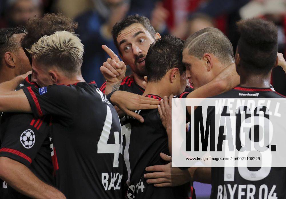 Javier HERNANDEZ, CHICCHARITO, Lev 7 Torjubel, Jubel nach dem Tor zum 4-1 mit WENDELL, Lev 18 Karim BELLARABI, Lev 38 Admir MEHMEDI, Lev 14 Roberto HILBERT, Lev 13 Kyriakos PAPADOPOULOS, Lev 5 BAYER 04 LEVERKUSEN - FC BATE BORISOV 4-1 , Fussball UEFA Champions League, Gruppenphase, Leverkusen, 16.09.2015 CL Saison 2015 2016,