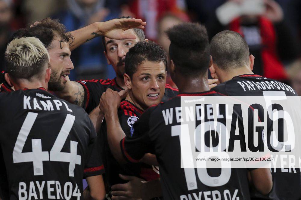 Javier HERNANDEZ, CHICCHARITO, Lev 7 Torjubel, Jubel nach dem Tor zum 4-1 mit WENDELL, Lev 18 Karim BELLARABI, Lev 38 Admir MEHMEDI, Lev 14 Roberto HILBERT, Lev 13 Kyriakos PAPADOPOULOS, Lev 5 BAYER 04 LEVERKUSEN - FC BATE BORISOV 4-1 , Fussball UEFA Champions League, Gruppenphase, Leverkusen, 16.09.2015 CL Saison 2015 2016,
