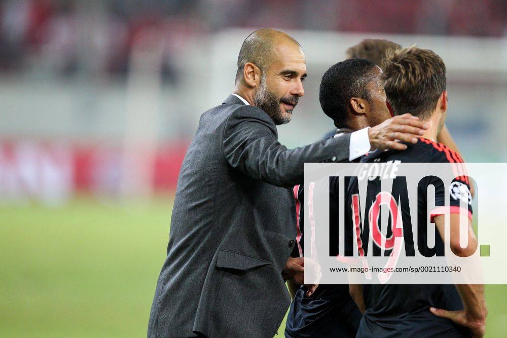 Piraeus Schlussjubel Chef-Trainer Pep Guardiola (FC Bayern Muenchen) umarmt Mario Goetze 19 (FC Bayern Muenchen), Olympiakos Piraeus vs. FC Bayern Muenchen, Fussball, Champions League, 16.09.2015 ,