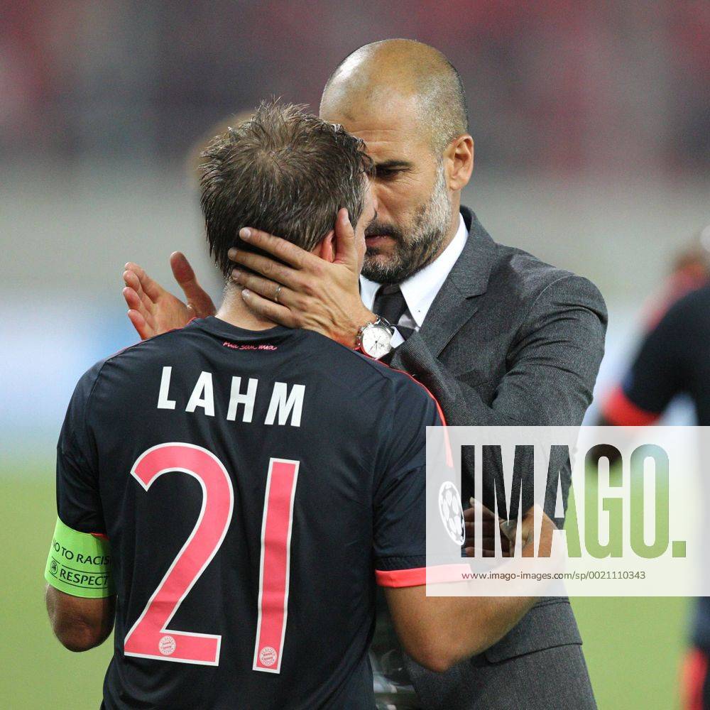 Piraeus Schlussjubel Chef-Trainer Pep Guardiola (FC Bayern Muenchen) umarmt Philipp Lahm 21 (FC Bayern Muenchen), Olympiakos Piraeus vs. FC Bayern Muenchen, Fussball, Champions League, 16.09.2015 ,