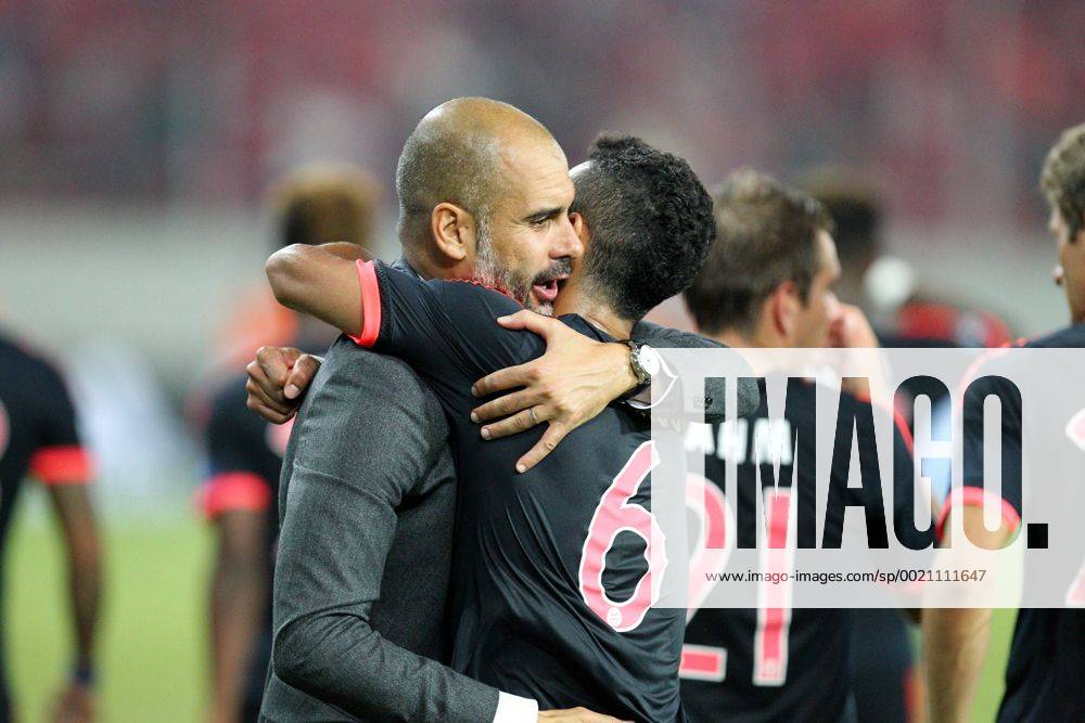 Piraeus Schlussjubel Chef-Trainer Pep Guardiola (FC Bayern Muenchen) umarmt Mario Goetze 19 (FC Bayern Muenchen), Olympiakos Piraeus vs. FC Bayern Muenchen, Fussball, Champions League, 16.09.2015 ,