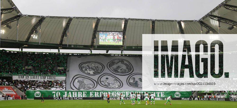 Ausverkaufte Volkswagenarena mit Choeographie zum 70 ig Jährigen Vereinsjubilaeum. VfL Wolfsburg 2-0 Hertha BSC Berlin