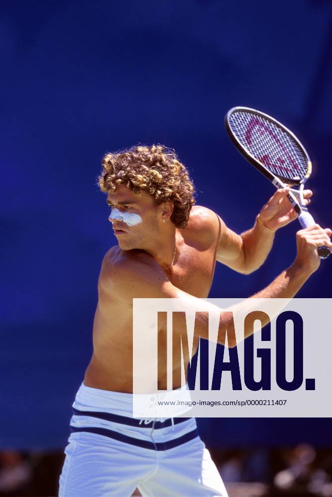 Gustavo Kuerten (Brasilien) mit Kriegsbemalung zum Schutz vor der Sonne - Rückhand Tennis Herren Australian Open 2000, ATP-Tour, Grand Slam, Hardcourt, Hartplatz, Hartplatztennis, Hartplatzturnier Einzelbild Flinders Park Melbourne