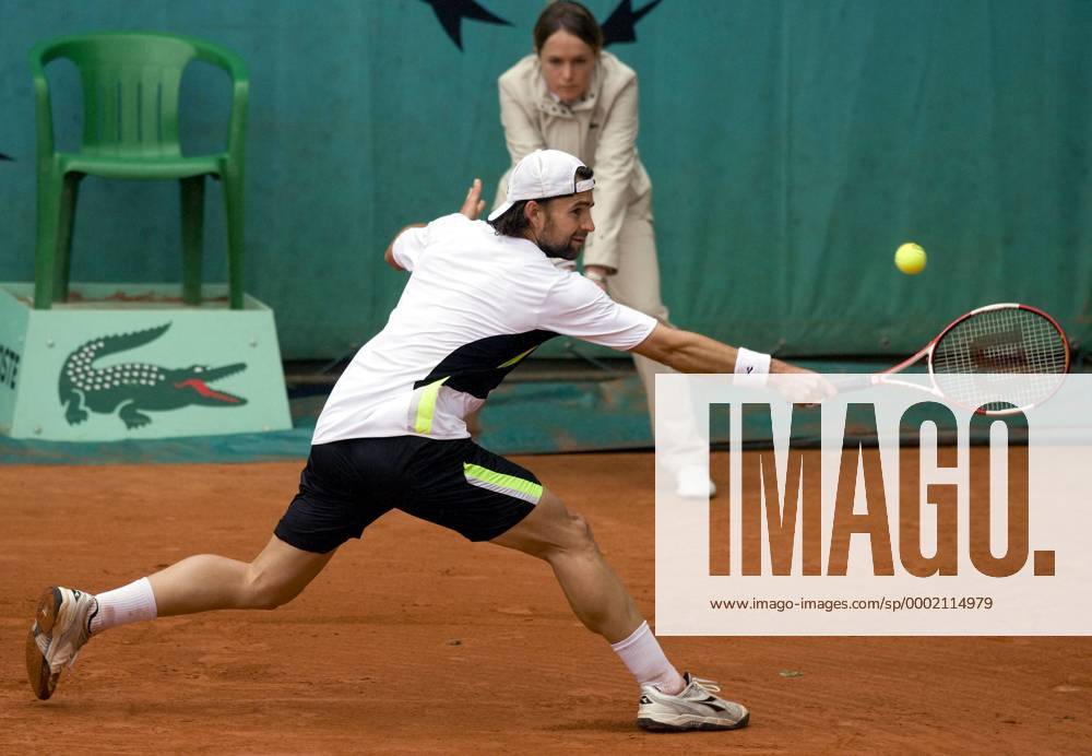 Nicolas Kiefer (Deutschland) - Rückhand Tennis Herren French Open 2006, Grand Slam, ATP Tour, Sand, Sandplatz, Sandplatztennis, Sandplatzturnier Einzelbild Roland Garros Paris Dynamik,