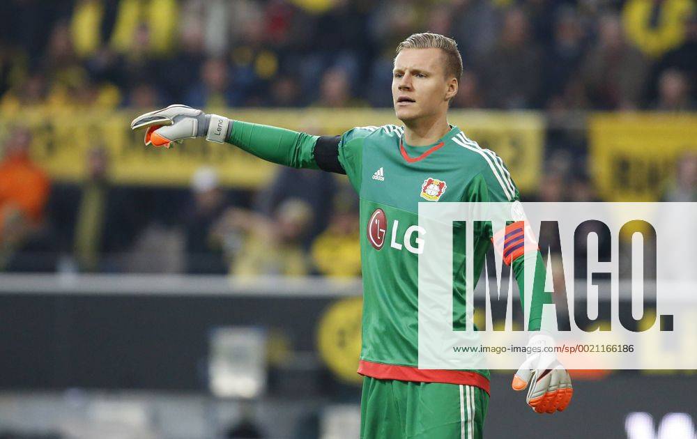 Dortmund, Signal-Iduna-Park, 20.09.15: Goalkeeper Bernd Leno (Bayer 04 Leverkusen) gibt Anweisungen im Spiel der 1. Bundesliga zwischen Borussia Dortmund vs. Bayer 04 Leverkusen in der Saison 2015 2016.