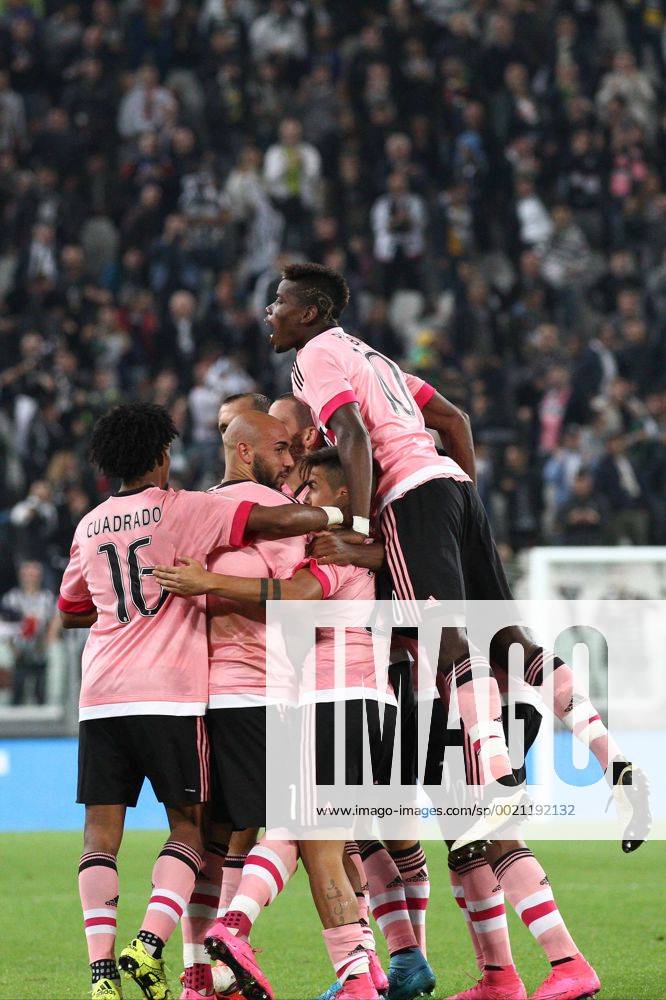 Sept. 23, 2015 - Turin, Italy - Juventus forward Simone Zaza (7) celebrates with his teammates after scoring his goal during the Serie A football match n.5 JUVENTUS - FROSINONE on 23 09 15 at the Juventus Stadium in Turin, Italy. Copyright 2015 Italy:Serie A - Juventus FC vs Frosinone Calcio - ZUMAn230