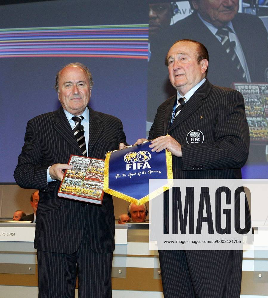 FIFA Präsident Joseph S. Blatter (Schweiz, li.) und Nicolas Leoz (Paraguay), CONMEBOL Präsident und Mitglied im Exekutivkomitee der FIFA, präsentieren einen FIFA Wimpel sowie ein Fußballbuch - Fußball Herren 56. FIFA Kongress 2006, Versammlung, Generalversammlung, Tagung, Weltverband Gruppe München