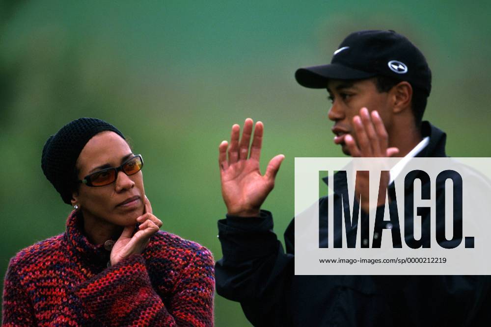 Eldrick Tiger Woods (USA) im Gespräch mit Barbara Becker Golf Herren Golfen 2000, Deutsche Bank-SAP Open Pro-Am, ProAm, Prominentengolf, Prominente, VIP, Tennis Gruppe Gut Kaden bei Hamburg Alveslohe