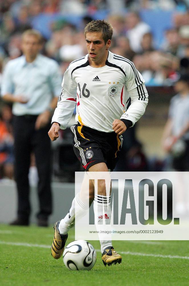 Philipp Lahm (Deutschland) am Ball Fußball WM Herren WM 2006, Länderspiel, Nationalteam, Gruppe A, Eröffnungsspiel, Nationaltrikot Einzelbild München Dynamik,