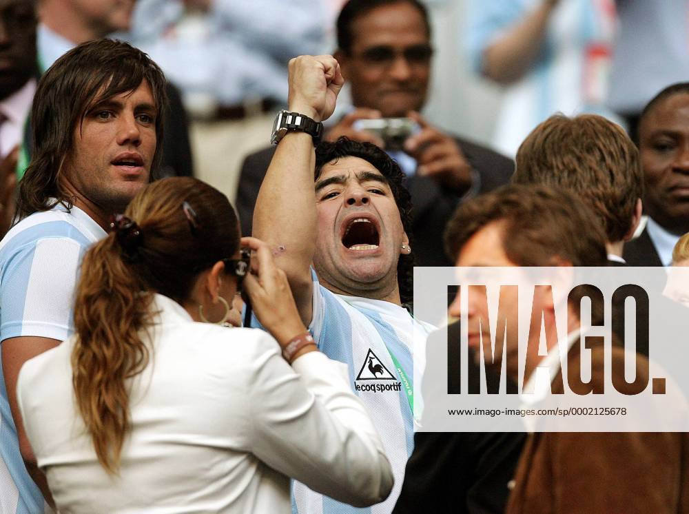 Diego Armando Maradona (Argentinien, Mitte), der größte Fußballer aller Zeiten, bejubelt seine Nationalmannschaft als Zuschauer von der Tribüne aus, daneben Alejo Clerici (li.) - Fußball Herren WM 2006, Länderspiel, Nationalteam, Gruppe C, Gruppe Hamburg Freude, Begeisterung,