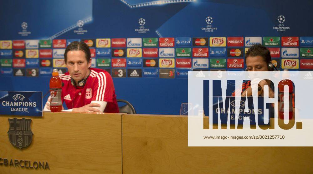 Fussball, UEFA Champions League FC Barcelona Barca - Bayer 04 Leverkusen Pressekonferenz und Training, v.l. Roger Schmidt coach (Bayer 04 Leverkusen), Chicharito (Bayer 04 Leverkusen)
