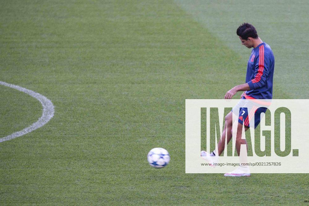 BARCELONA -september 28- SPAIN: Javier Hernandez - Chicharito - during the training before the match against FC Barcelona Barca corresponding to the first match of the champions league s group, on september 28, 2015. (Photo: Mikel Trigueros Urbanandsport Cordon Press)