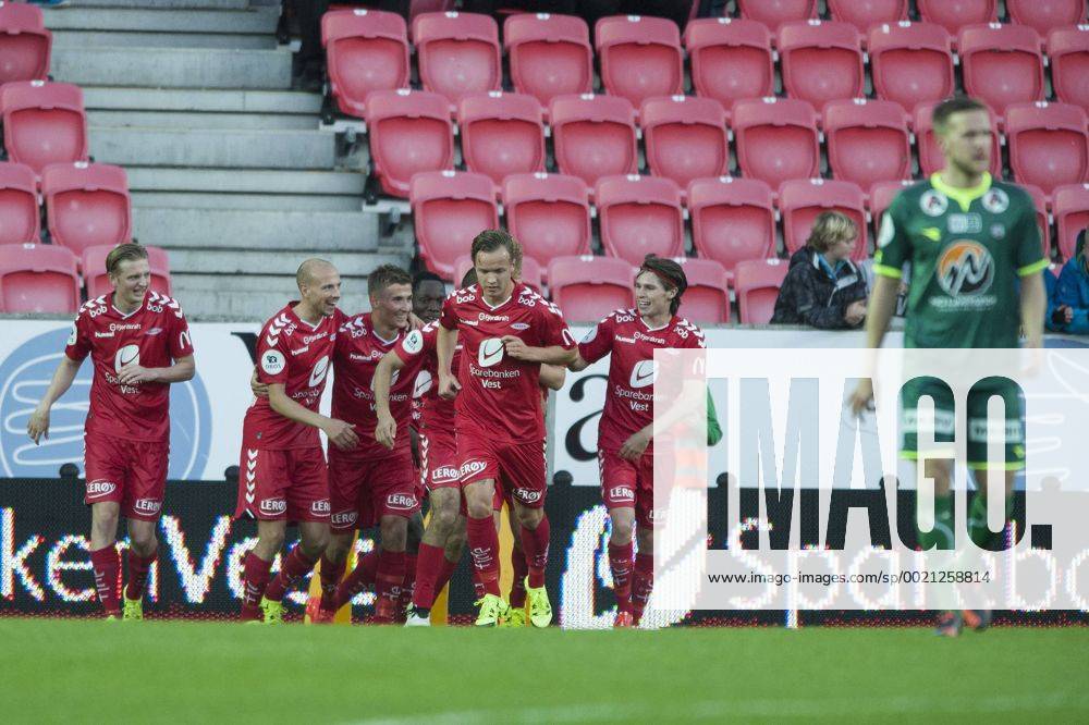 Fotball 28. September 2015 OBOS Ligaen Brann Stadion Brann - Bryne Erik Huseklepp (L) , Ruben Kristiansen (5R) , malscorer Steffen Lie Skalevik (4R) , Fredrik Haugen (3R) og Kasper Skaanes (2R) , Brann jubler for scoring Bryne (R) , depper -
