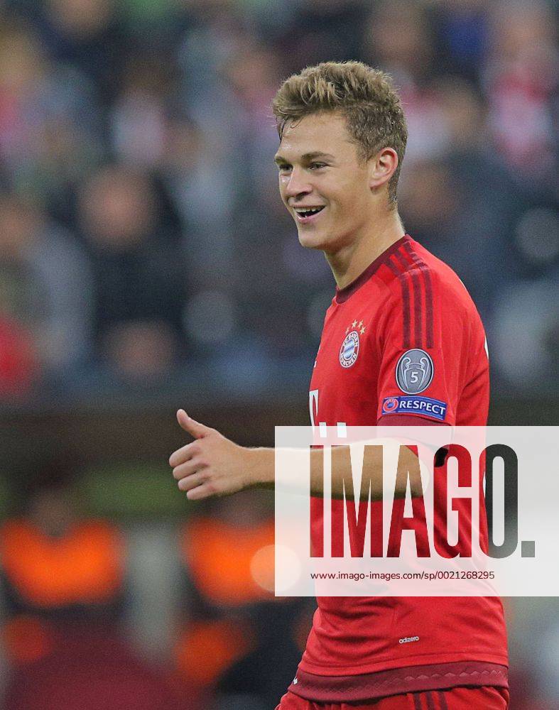 Joshua KIMMICH, FCB 32 , reckt den Daumen hoch, gestikuliert und gibt Anweisungen, Aktion, Einzelbild, Gestik, Geste, Handbewegung, Jubel, Freude, Emotionen, Feiern, Lachen, jubelt, freuen, reisst die Arme hoch, ballt die Faust , lacht, lächelt, lachend, smile, froh, happy ,Portrait, Porträt FC BAYERN MUENCHEN - DINAMO ZAGREB (5-0) Fussball Champions League, Muenchen, am 29.09.2015, Gruppenphase, 2. Spieltag, Saison 2015 2016, CL, FCB
