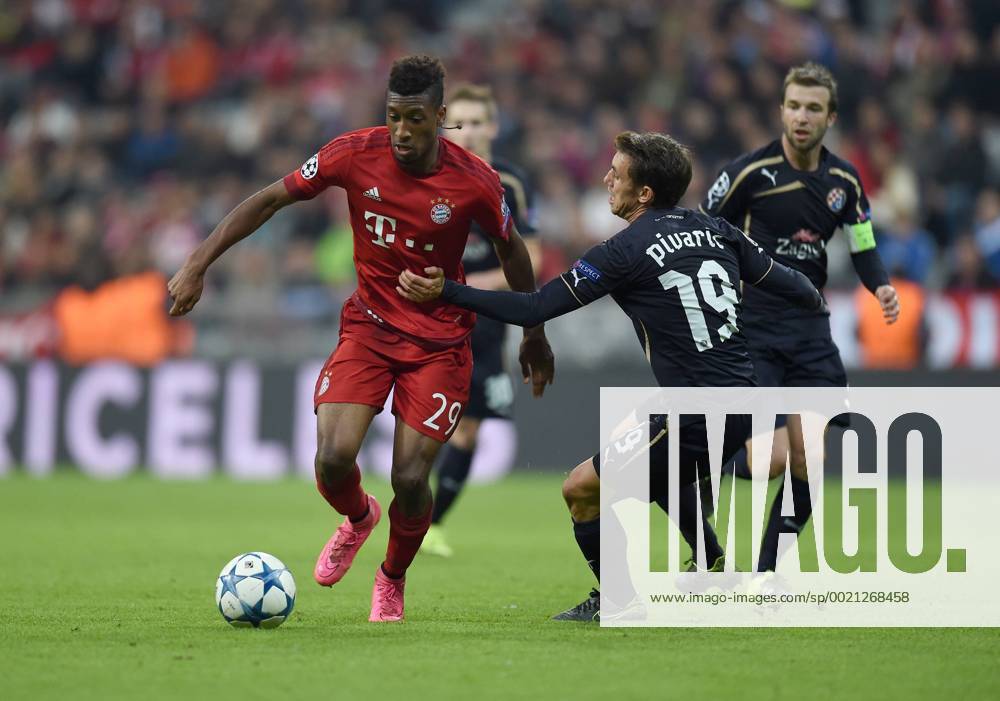 FUSSBALL CHAMPIONS LEAGUE SAISON 2014 2015 GRUPPENPHASE FC Bayern Muenchen - Dinamo Zagreb 29.09.2015 Kingsley Coman (li, FC Bayern Muenchen) gegen Josip Pivaric (re, Dinamo Zagreb)
