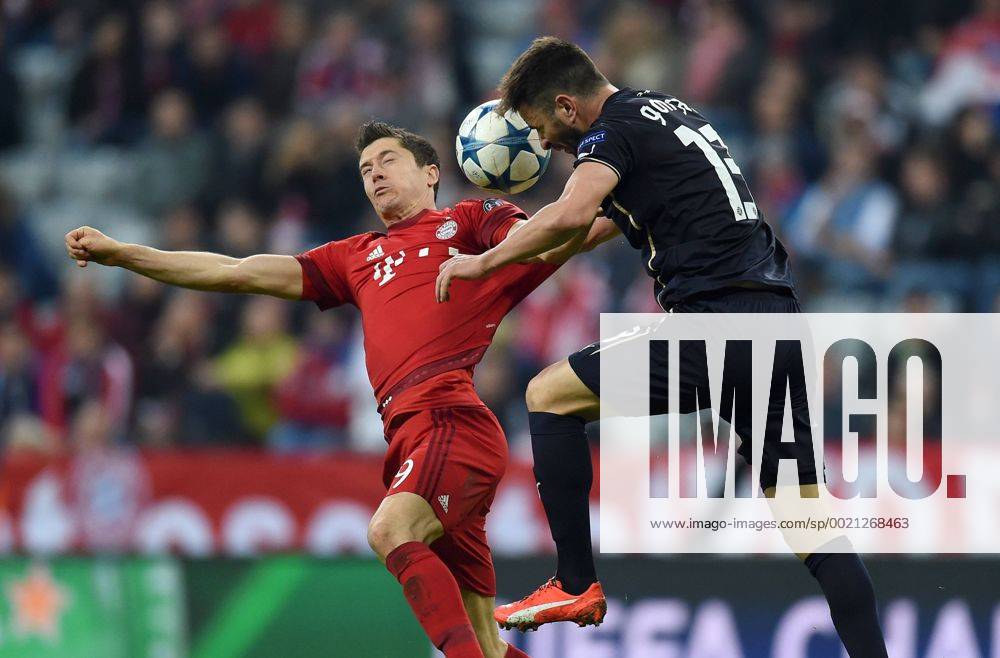 FUSSBALL CHAMPIONS LEAGUE SAISON 2014 2015 GRUPPENPHASE FC Bayern Muenchen - Dinamo Zagreb 29.09.2015 Robert Lewandowski (li, FC Bayern Muenchen) gegen Goncalo Santos (re, Dinamo Zagreb)