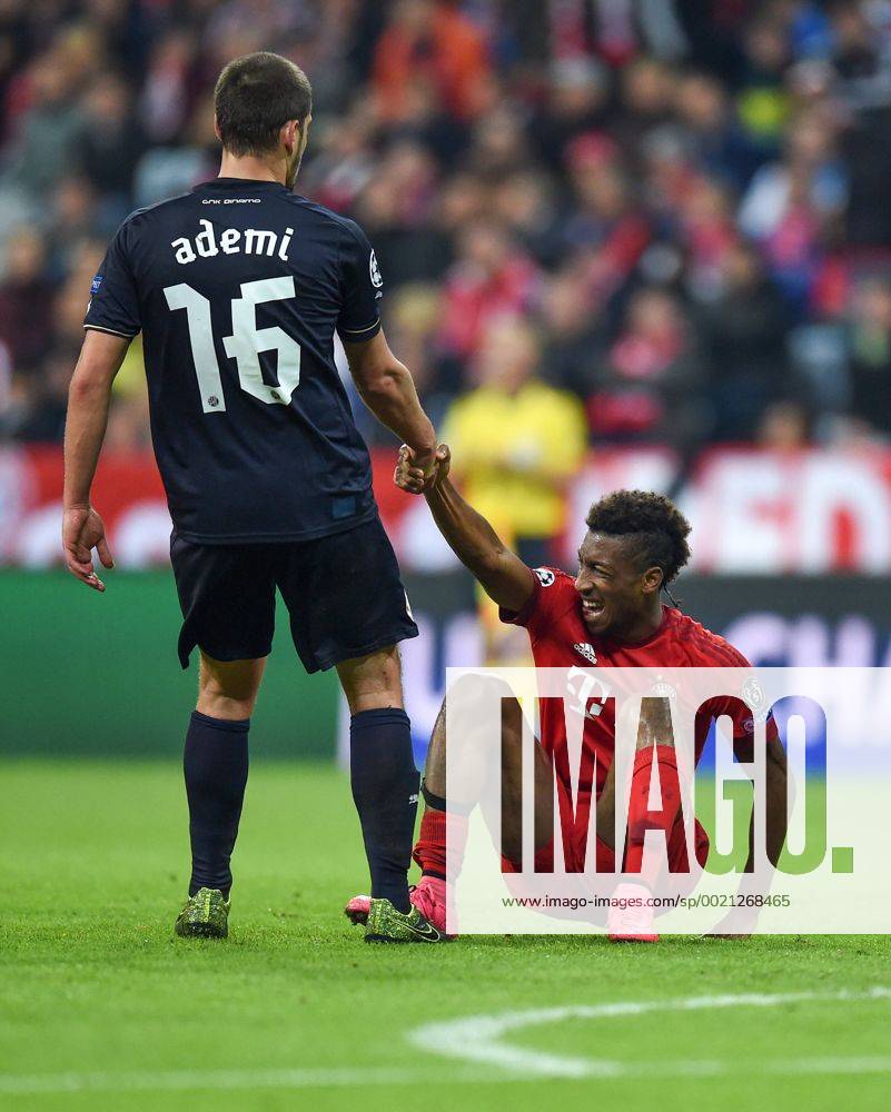 FUSSBALL CHAMPIONS LEAGUE SAISON 2014 2015 GRUPPENPHASE FC Bayern Muenchen - Dinamo Zagreb 29.09.2015 Arijan Ademi (li, Dinamo Zagreb) hilft Kingsley Coman (re, FC Bayern Muenchen) auf die Beine