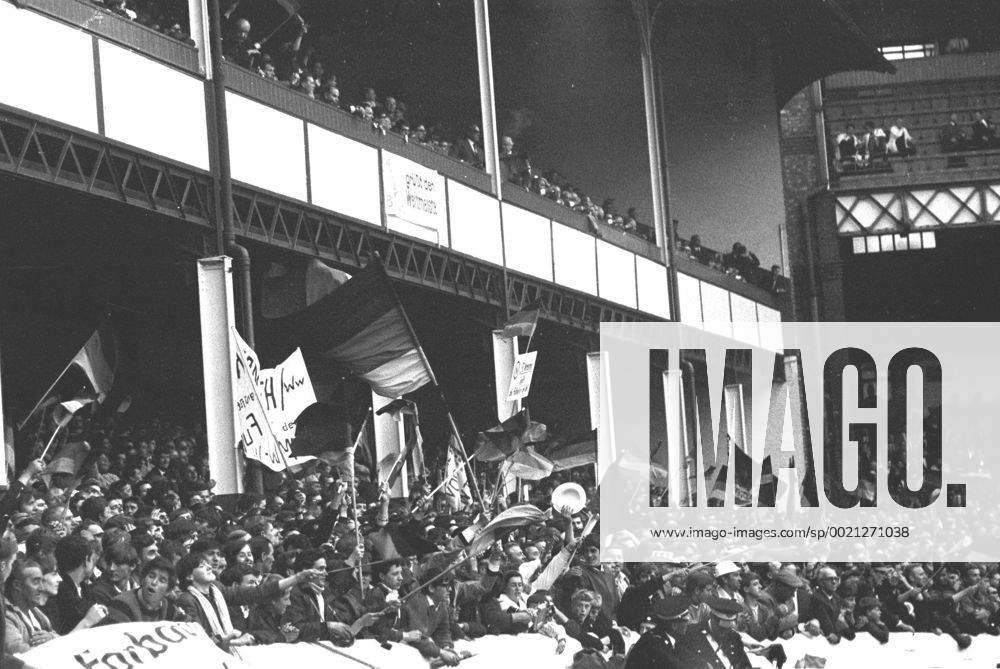 Fussball-Weltmeisterschaft 1966 WM66: Deutschland - UdSSR vom 25.06.1966: Deutsche Fans mit Fahnen im Stadion HM