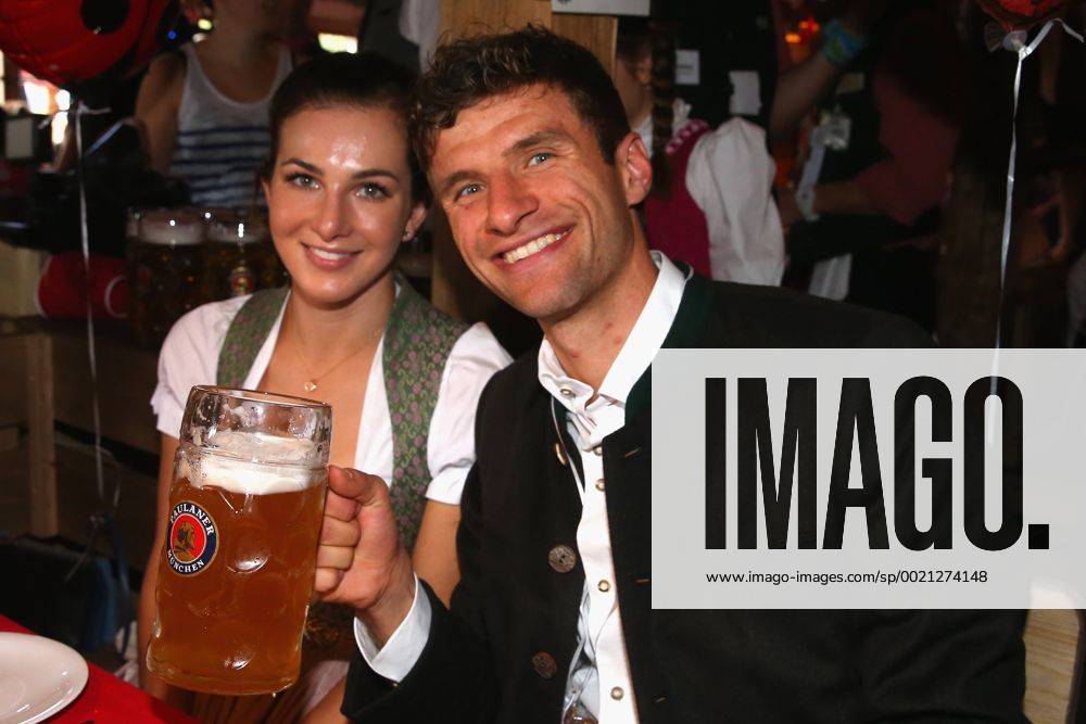 Thomas MUELLER (MÜLLER,Bayern Muenchen) mit Ehefrau Lisa. Fussball FC Bayern Muenchen, traditioneller Oktoberfestbesuch in der Kaefer Schenke, am 30.09.2015 in Muenchen Deutschland.