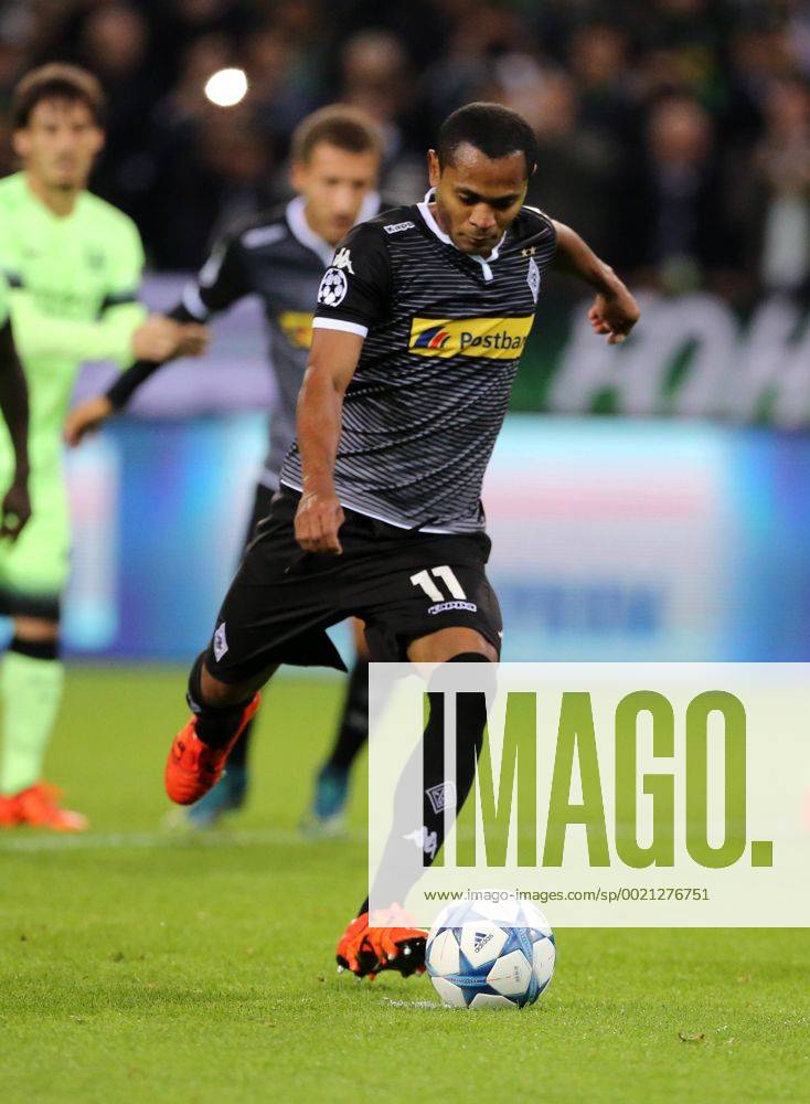 Raffael Caetano de Araujo Elfmeter Strafstoß verschießend Fußball Fussball UEFA Championsleague Herren Saison 2015 2016 30.09.2015 Borussia Mönchengladbach vs. Manchester City
