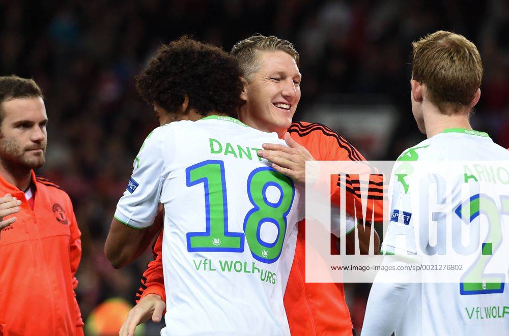 FUSSBALL CHAMPIONS LEAGUE SAISON 2015 2016 GRUPPENPHASE Manchester United ManU FC - VfL Wolfsburg 30.09.2015 Herzliche Begruessung zwischen Dante (li, VfL Wolfsburg) und Bastian Schweinsteiger (re, Manchester United FC)