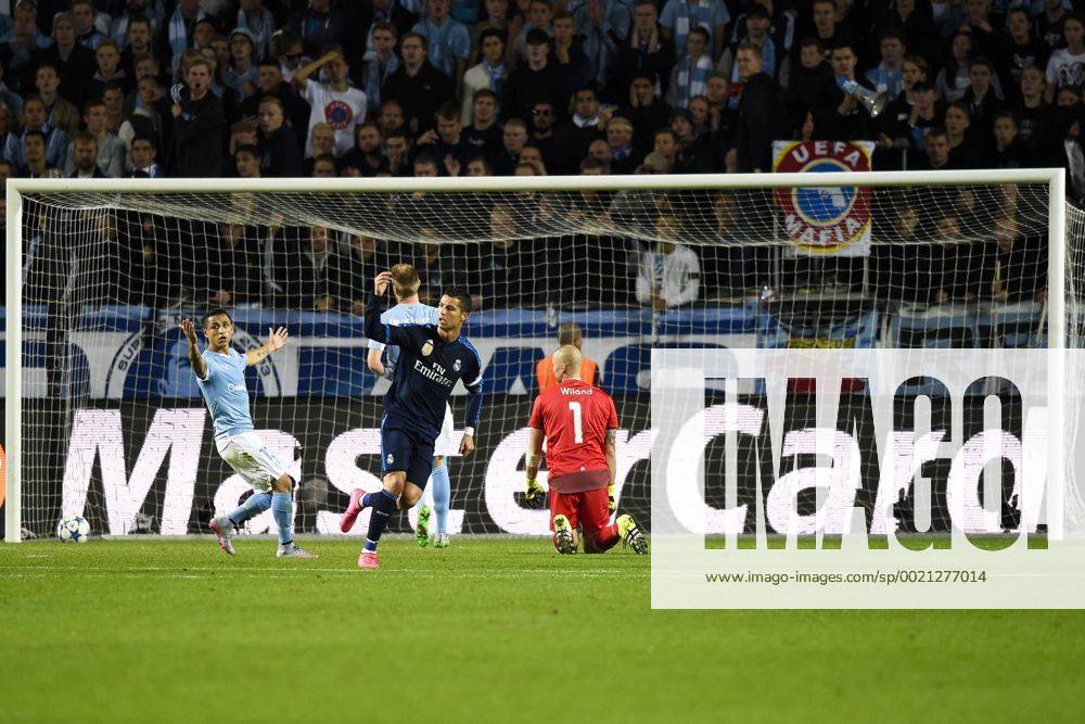 , 150930 Real Madrids Cristiano Ronaldo jublar efter 0-1 bakom Malmö FFs malvakt Johan Wiland during UEFA Champions League 2015 2016 match between Malmö FF and Real Madrid.